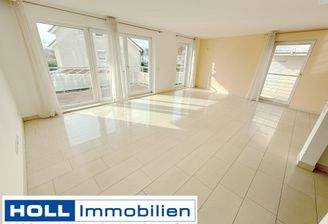 Wohn-/ Essbereich mit Zugang zum Balkon