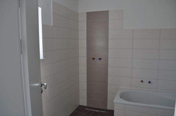 Modernes Bad mit ebenerdiger Dusche.JPG