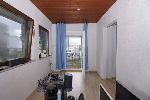 Küche mit Balkonzugang