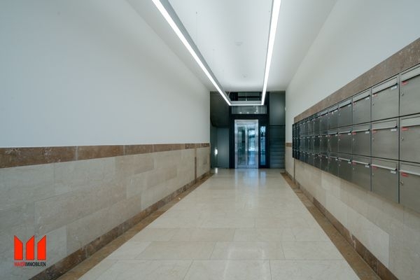 Eingangsbereich mit Designerbeleuchtung