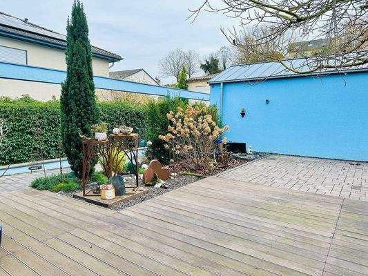 Mit Brunnen und großer Terrasse