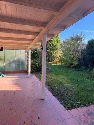 Überdachter Freisitz und Garten
