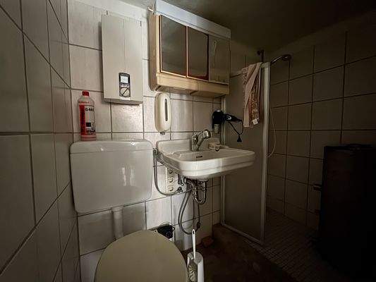 Bad im kleinen Nebengebäude