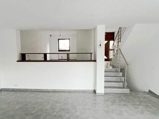 Wohnzimmer Blickrichtung Eingang und Küche.JPG