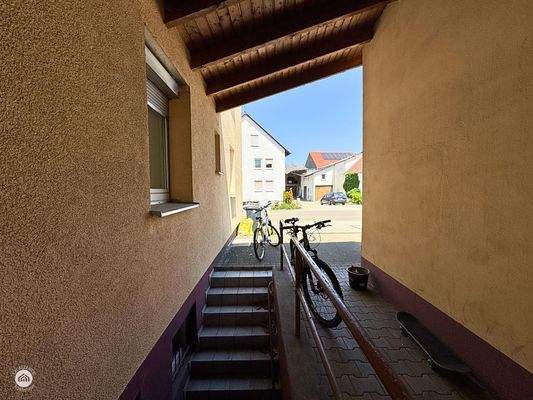 Überdachte Kellertreppe