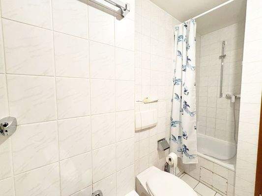 Wannenbad mit Dusche