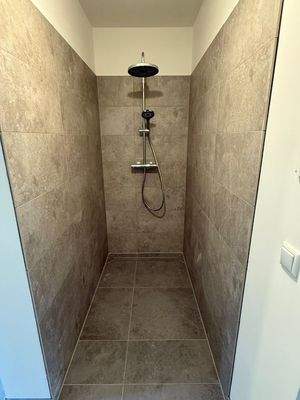 Bodentiefe geflieste Dusche