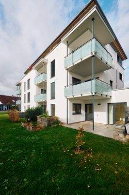 Objektansicht mit Terrasse und Gartenanteil 