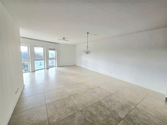Wohnzimmer mit Zugang zum Balkon