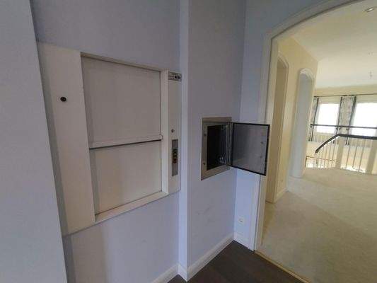 Aufzug und Wäschabwurf