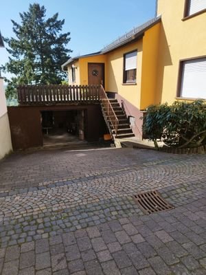 Außenansicht mit Garage