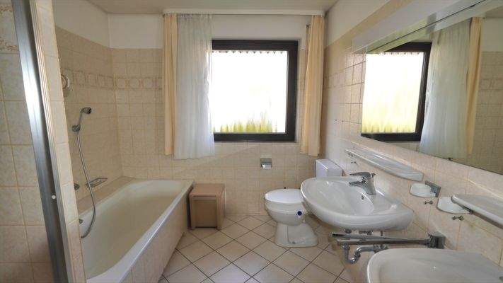 Tageslichtbad im Erdgeschoss