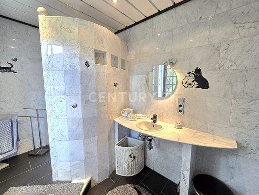 Traumhafter Marmor- Waschtisch und Zugang zur Dusche