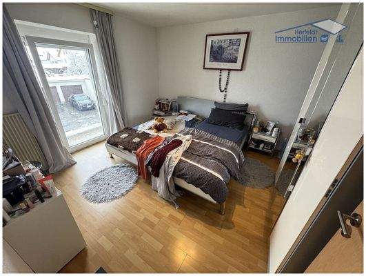 Gemütliches Schlafzimmer mit Zugang zum Balkon