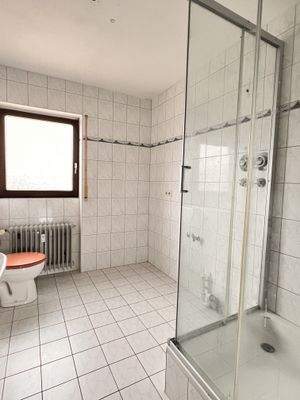 Badezimmer mit Fenster