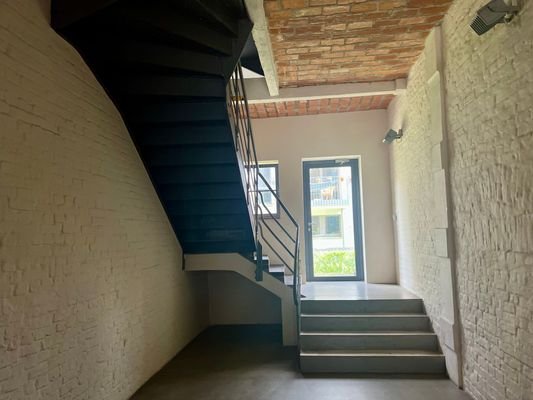 Treppenhaus mit Zutritt zum Gemeinschaftsgarten