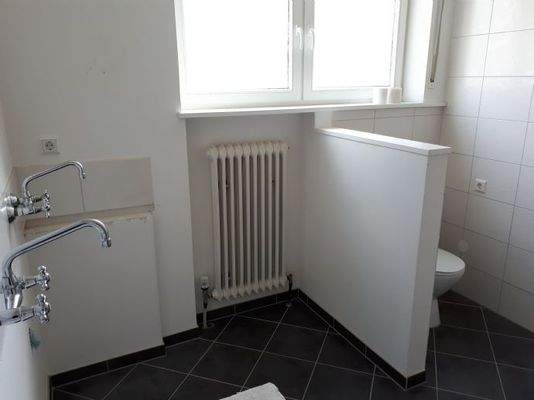 Bad mit Einbauwaschtisch und Dusche