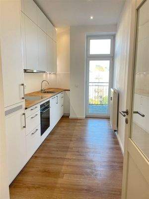 Küche mit Zugang zum Balkon