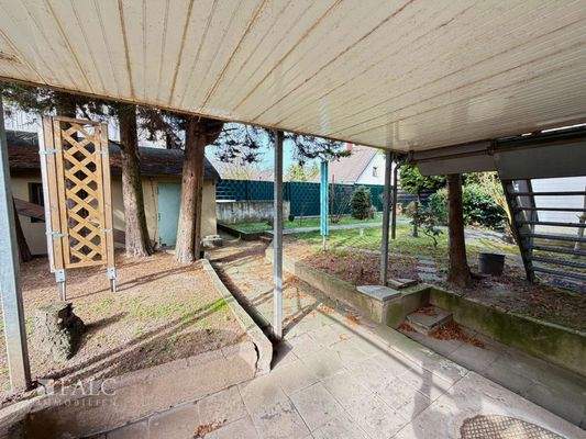 Garten, unter der Terrasse