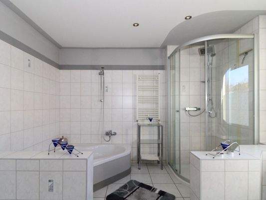 Tageslichtbad mit Badewanne und Dusche