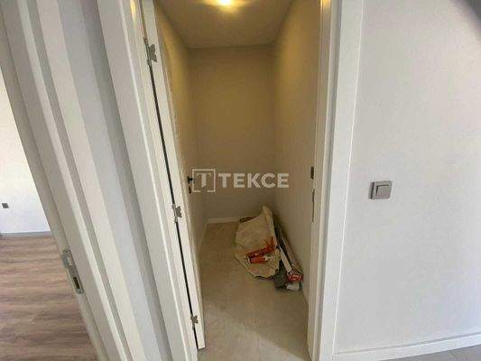 Spacious Apartments in Elevator Building in İzmir Karşıyaka