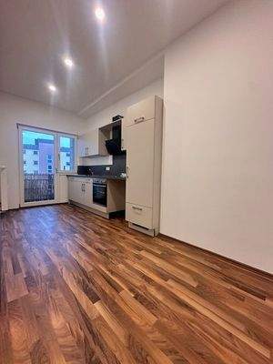 Küche mit Zugang zum Balkon