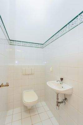 extra WC mit Handwaschbecken