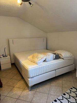 Schlafzimmer mit französischem Bett