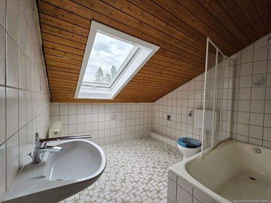 ...mit Badewanne und zusätzlichem Waschmaschinenanschluss