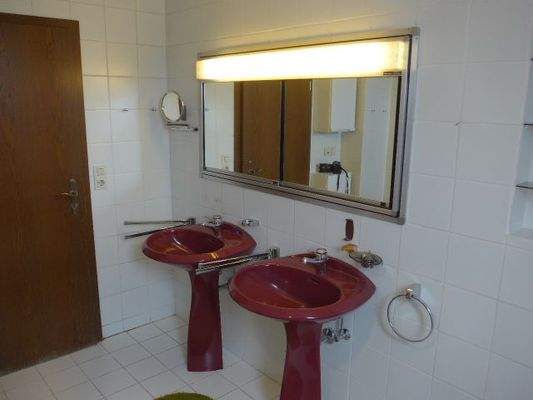 großes Bad bei Schlafzimmer