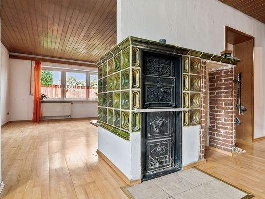EG - Kachelofen im Wohnzimmer