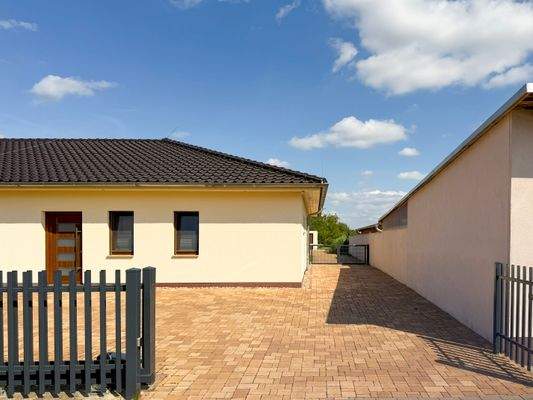 Großzügige Einfahrt