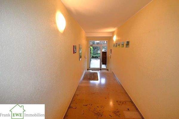 Hauseingang, 4-Zimmer-Wohnung mit 2 Balkonen zum Kauf in Düsseldorf Hassels, Frank Ewe Immobilienmakler