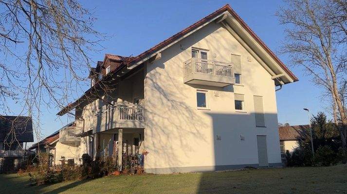 Lichtdurchflutete Erdgeschosswohnung mit großzügigem Balkon und privatem Gartenanteil