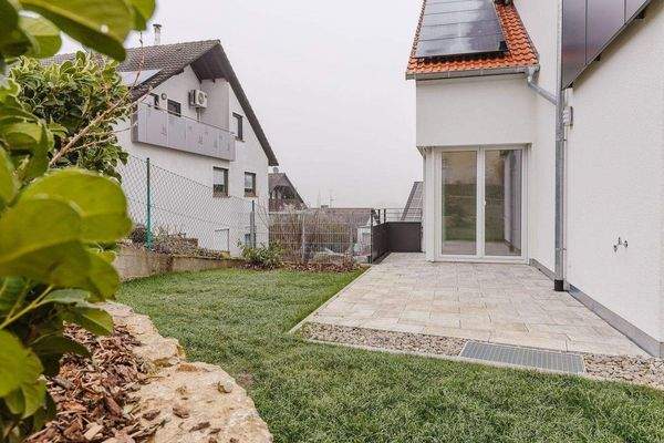 Terrasse und Gartenanteil III