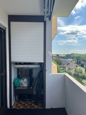 Balkon mit Stauraum und Beschattung
