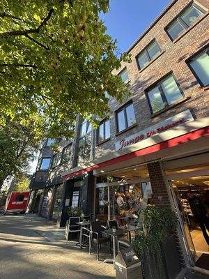 Außenansicht zur Straße