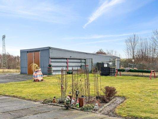 Garten mit Nebengelass