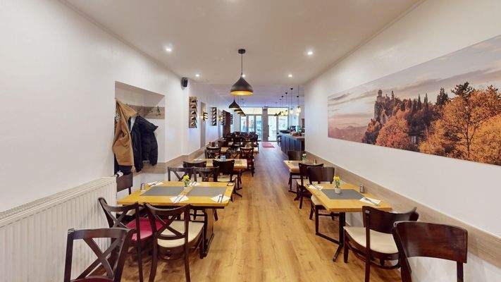 Historisches-Geschaftshaus-an-der-Porta-Nigra-Baudenkmal-bis-Ende-2036-vermietet-ausbaufahig-Photo-3