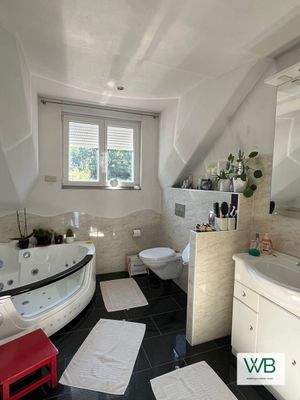 Badezimmer Einliegerwohnung rechts