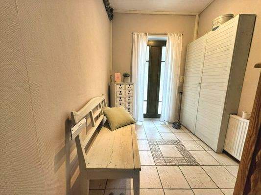 EG - Treppenhaus mit Hauseingang Straßenseite