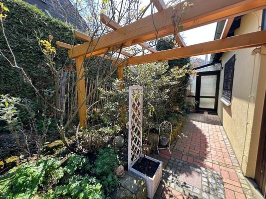 Hauszugang mit Pergola