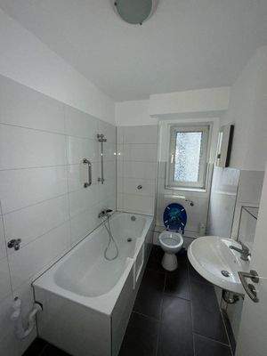 Helles Badezimmer mit Wanne