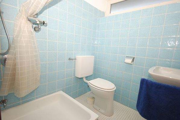 Badezimmer mit Duschkabine