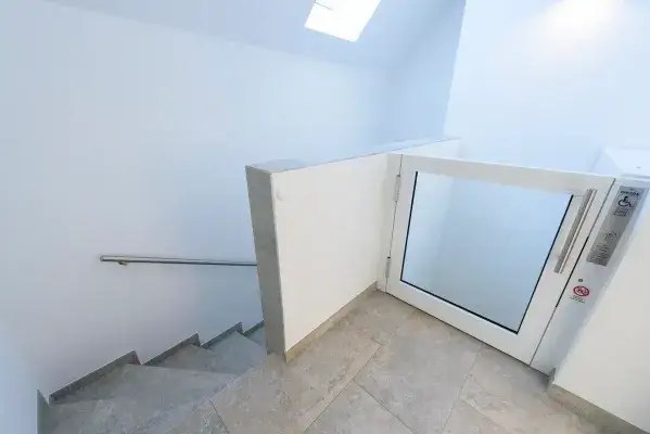 Treppenhaus, Lift separater Eingang