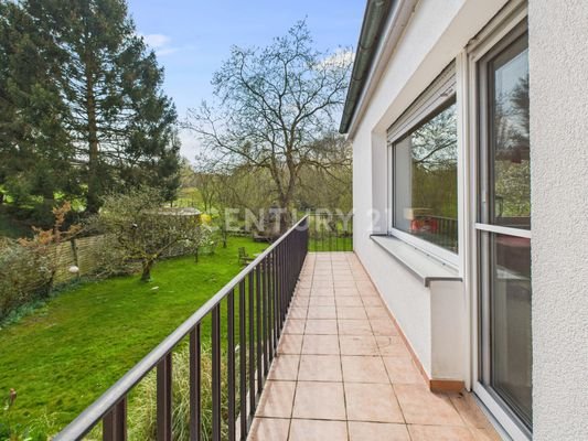 Balkon mit Blick in den Garten