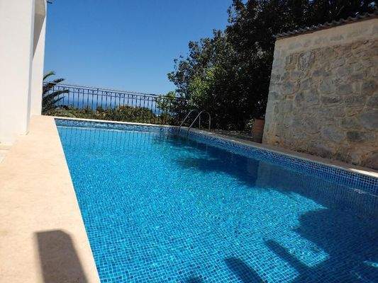 Beheizbarer Pool mit Meerblick