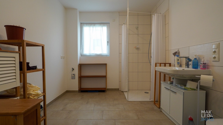 Badezimmer mit Dusche &amp; Fenster