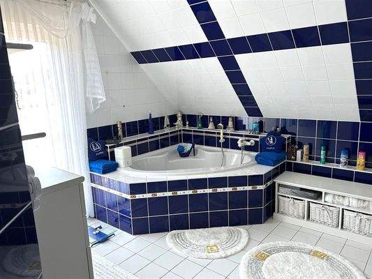 Bad mit Wanne und Dusche DG