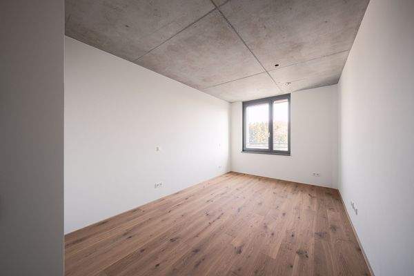 Schlafzimmer mit Blick zum Fenster - HERDERGÄRTEN 3.4.2